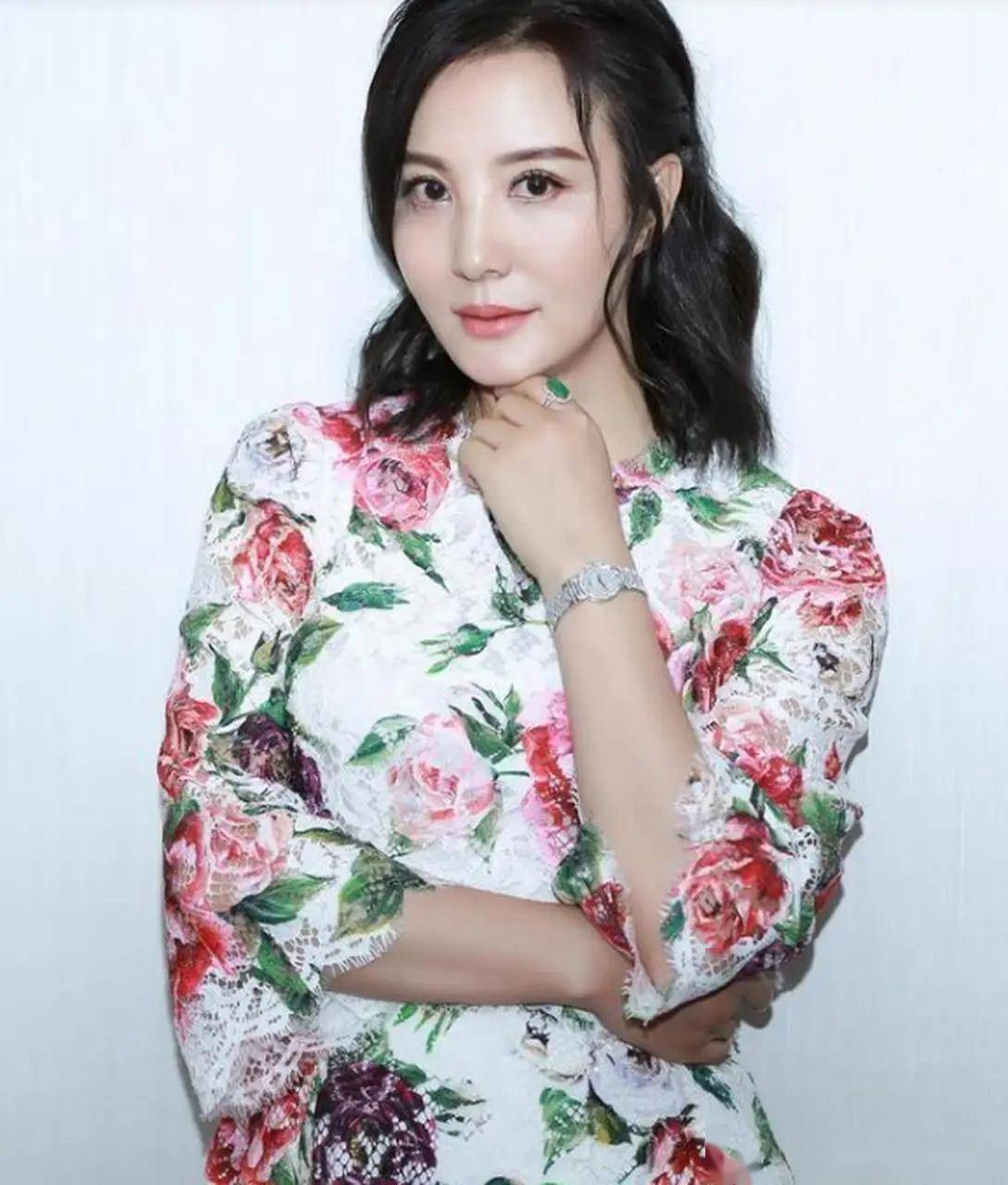 真叫人窒息啊,这谁顶得住!55岁陶红的性感写真