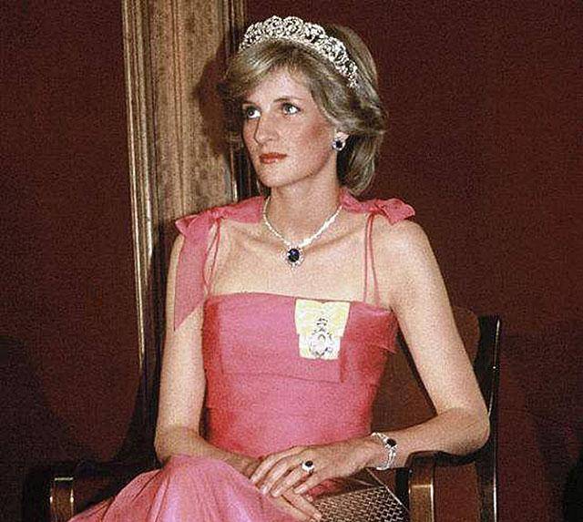 苦等30多年,靠平民身份打出一手好牌:卡米拉的上位之路不简单