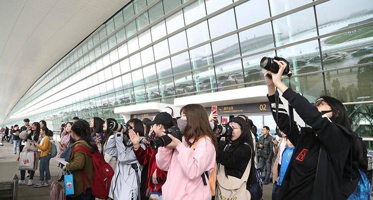 追星文化已变"畸形"?"生殖崇拜"疯狂滋生,00后当属主力群体