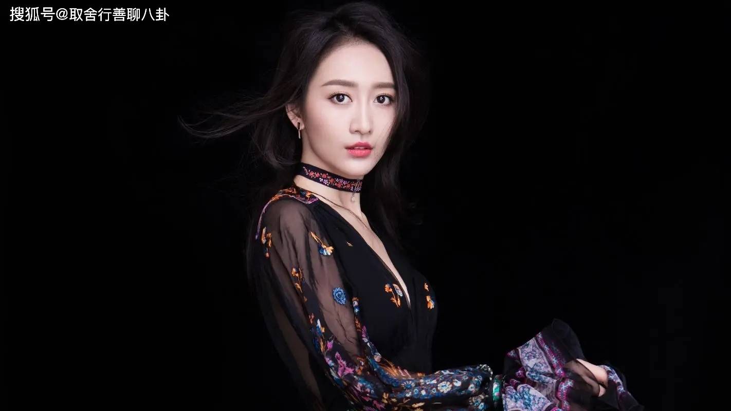 41岁王鸥晒最新美照,穿吊带秀好身材,明艳动人十分性感