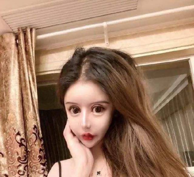 地追求将自己的外貌整到像动漫中的娃娃一样,但是铜铃一样大的眼睛