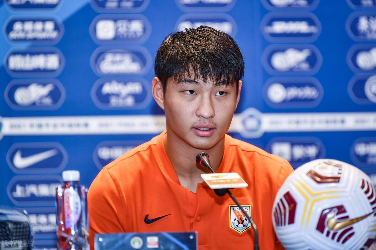 1999年出生的郭田雨,身高达到1.93米.作为锋线球员的他,脚下技术不错.