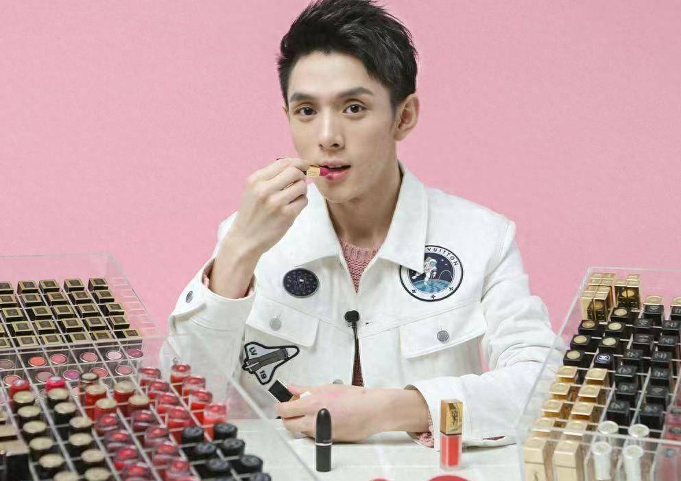 李佳琦回应参加《披哥》,坦言目的是赚钱发红包,网友:不够努力