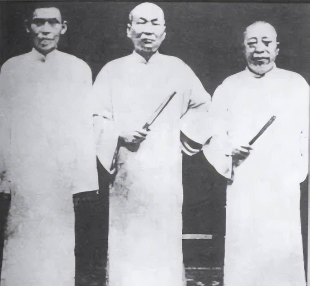 破败不堪,朝向上海,墓碑上方的八个字令人深思_蒋介石_李开明_灵柩