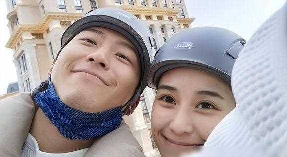 窦骁给老婆何超莲庆生,没奢华蛋糕被嘲"太敷衍",不想装了吗?
