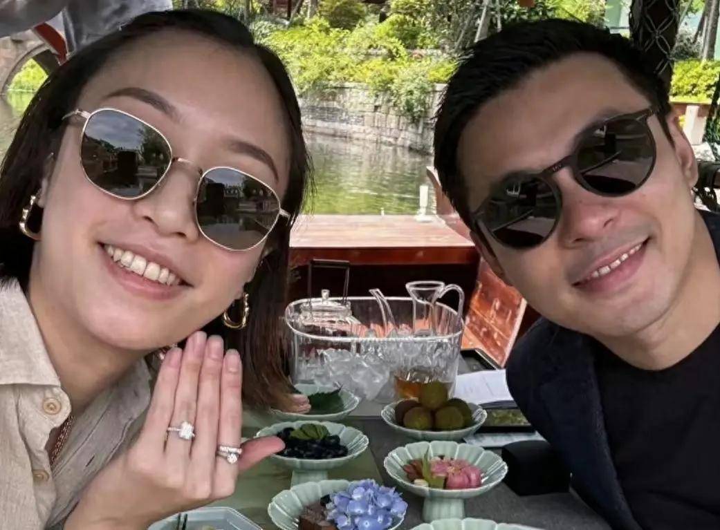 霍启刚弟弟霍启仁求婚成功,女方小8岁,身材高挑神似妈妈朱玲玲