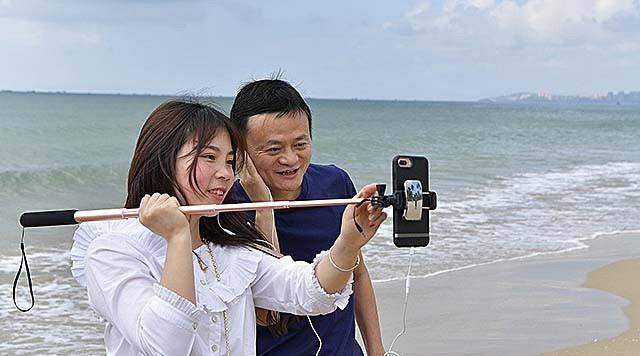 乡村女教师直播带大山孩子看海,马云突然出现,拉着她走向沙滩