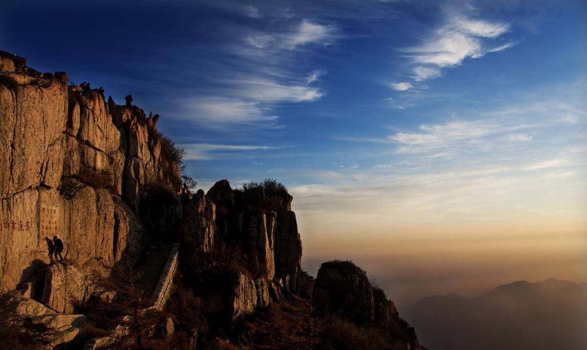 是大家闺秀也是持剑杀敌的女中豪杰,写下首咏山诗,开篇就惊艳了_泰山