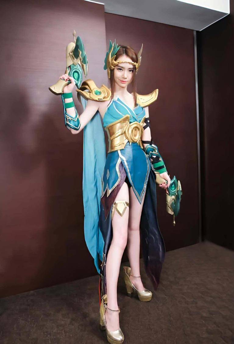 近期,备受瞩目的女明星戚薇以一组引人注目的虞姬cosplay装扮亮相,在
