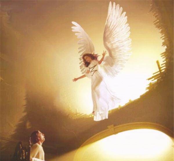 美国女孩为实现"飞天梦",花100万在背部嵌入翅膀,结局如何