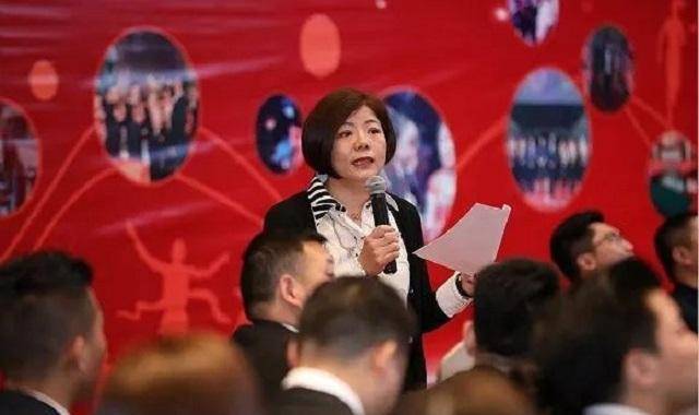 海底捞第一个女服务员:小学学历,17岁进海底捞,40岁身价超30亿_杨丽娟