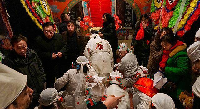 做丧服,叩头礼,逐渐消逝的中国入殓仪式,是糟粕还是文化精华?
