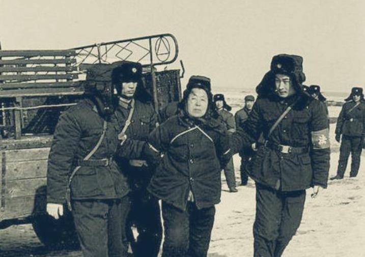 王守信:利用煤价贪污50万,受审时蹦跳叫嚣无罪,被一枪打中头部