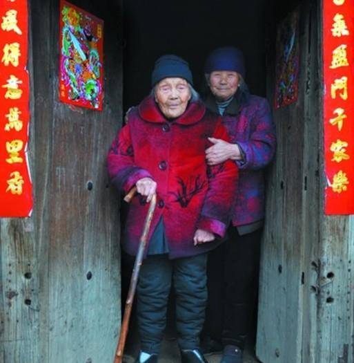 108岁生出黑发,115岁还能穿针引线,六世同堂_王景之_女儿_老人家