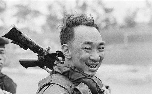 越战残暴枪决照片:警察局长面无表情当街开枪,后来结局有多惨?