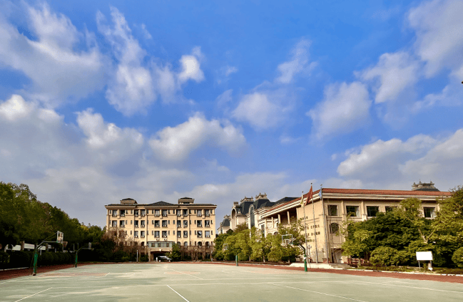 学校坐落于天府新区恒大金碧天下社区内,占地面积近300亩