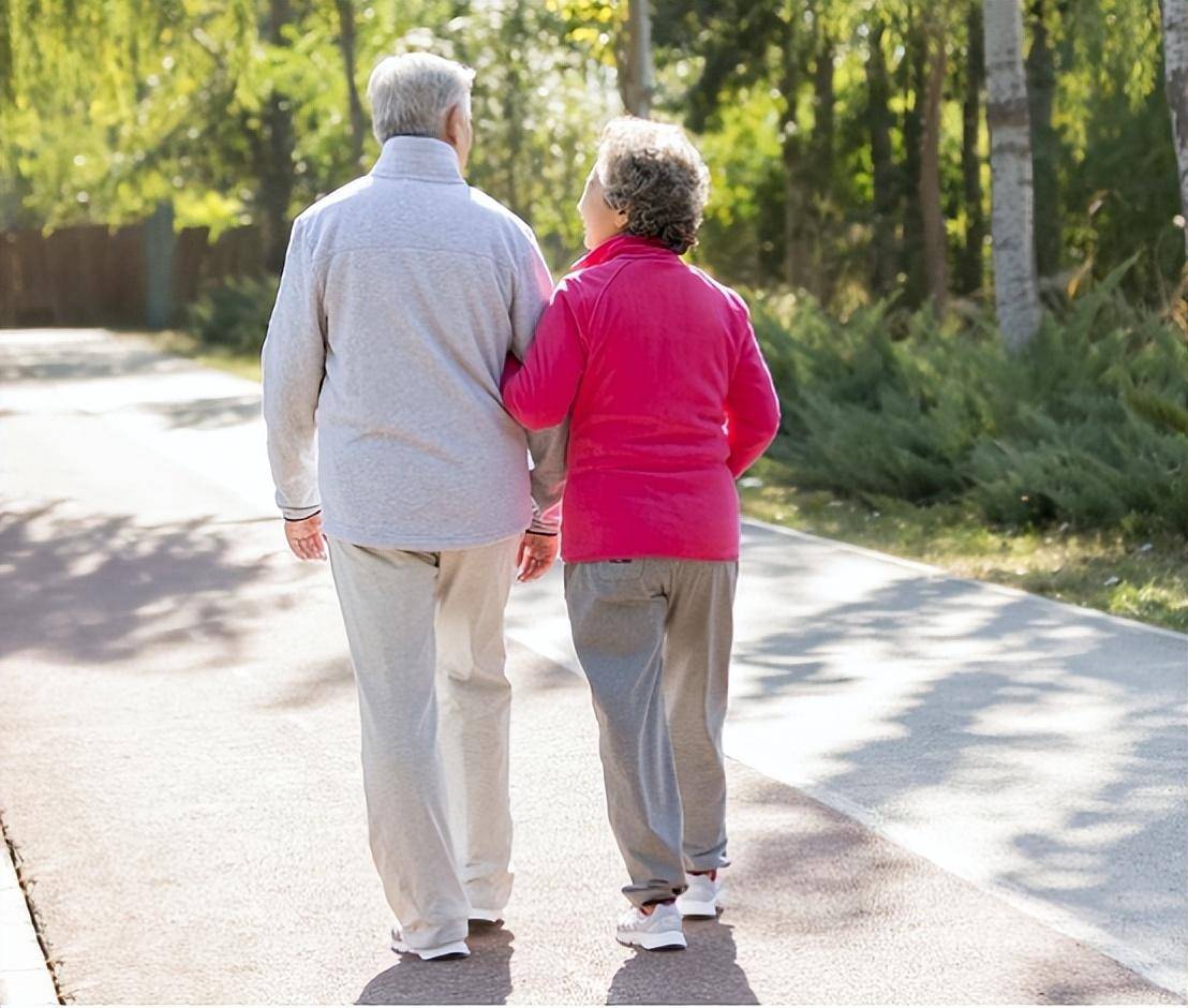 上年龄不能散步?医生多次提醒:55岁以后,牢记散步"4不要"