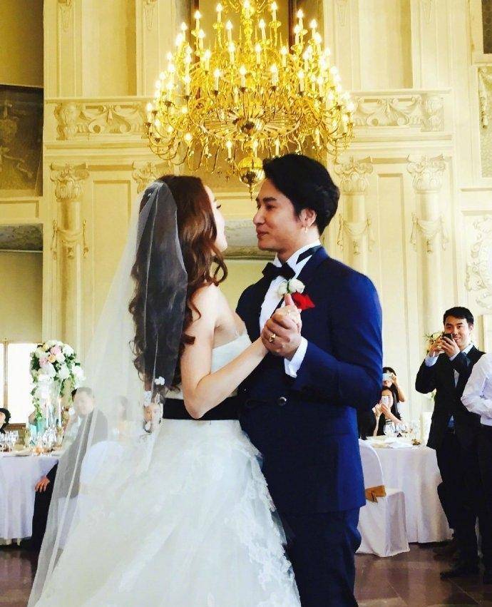 曝欧弟新女友怀孕,女方孕肚明显疑怀孕五个月,欧弟还搀扶下楼梯