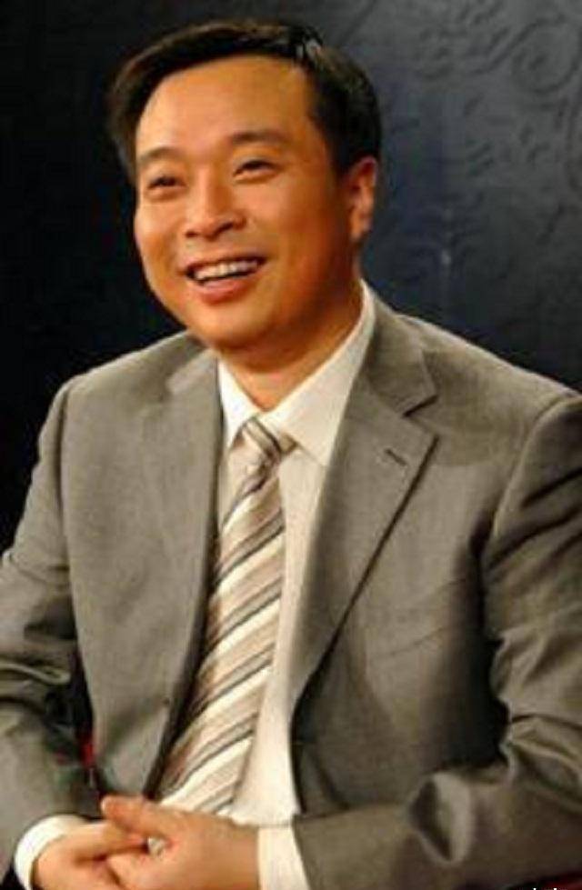 《中国诗词大会》评委康震,即兴作诗一首,却直接遭到网友质疑