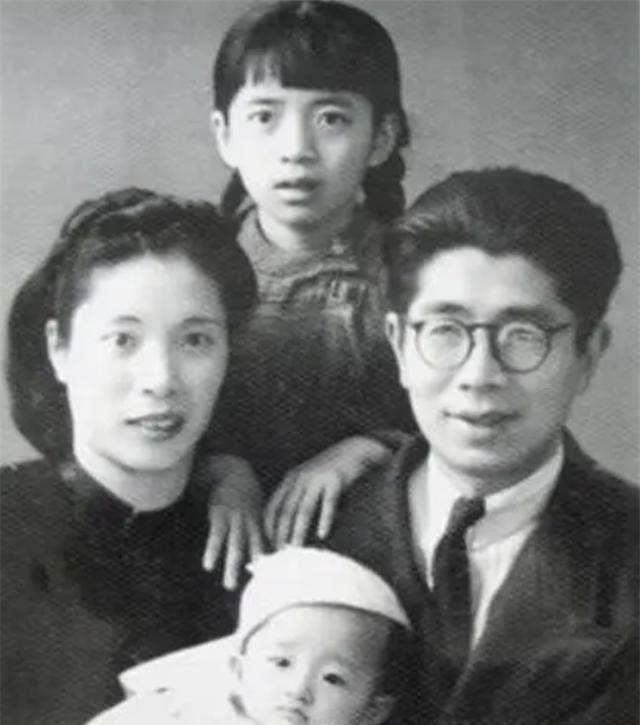 "常嘉陵却转身,冷冷道:"我不认识她.