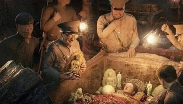 乾隆"裹尸被"被孙殿英随手丢掉,男子9万捡漏,后拍出1.3亿天价