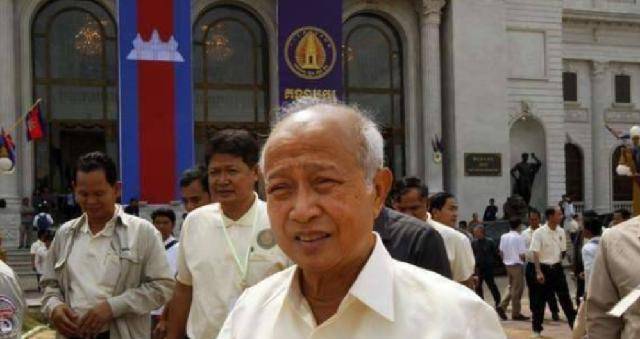 车毁爱人亡拉那烈在开车途中遭遇了一场严重的车祸,他们所开的车在