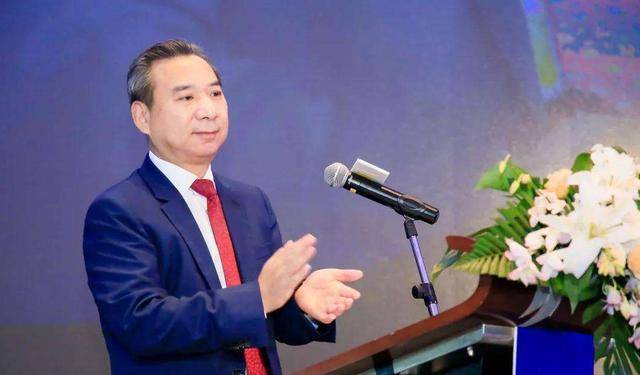 吕向阳:借200万给表弟创业,表弟成中国首富后,大手笔还他200亿