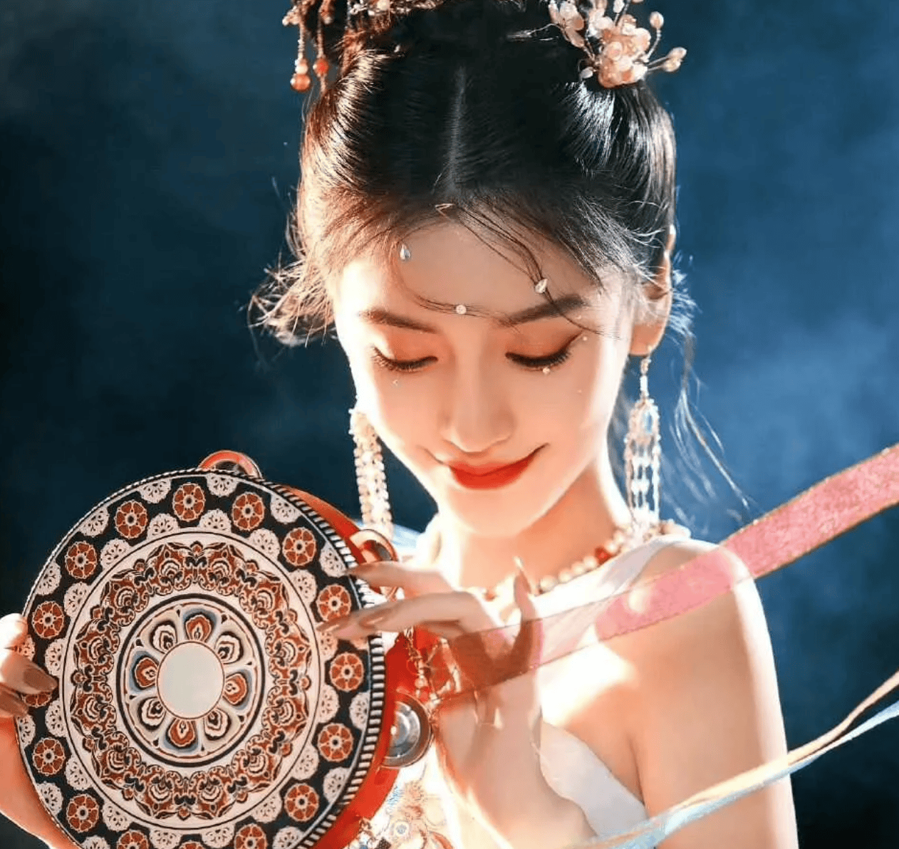 关晓彤cos杨玉环封神!造型如仙女下凡,4a腰,大长腿,力压杨颖