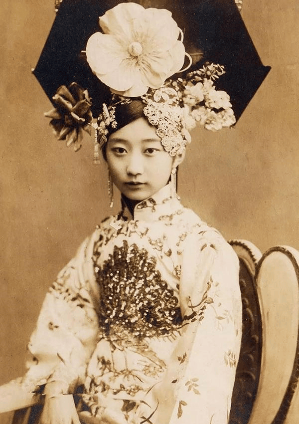 90岁奶奶终身未嫁,死后留下1件遗物,却让在场的亲人万分尴尬!