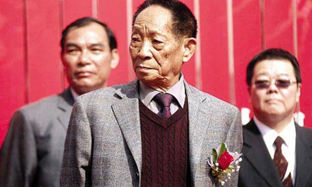 认为袁隆平先生一生服务于人民,却在老年身体不佳的情况下只有一人