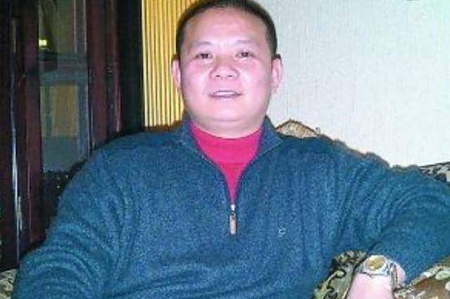 此人靠洗脚成百亿富翁,曾为员工买下430套房,因爱面子倾家荡产_郭家富