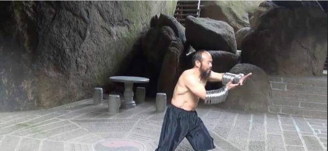 真正的传武大师不屑于登台!自然门大师展示超强气功,可竹筷上桩