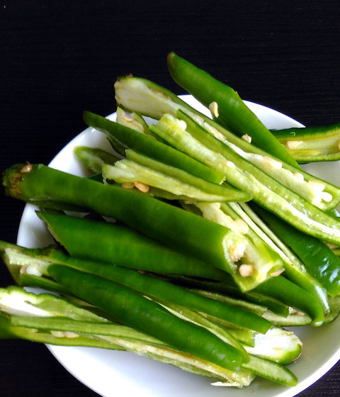 1.准备苦瓜,二荆条待用.