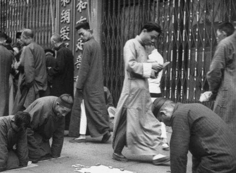 当他说到军民时,两目圆睁,怒发冲冠,切齿痛恨,好似有不共戴天之仇.