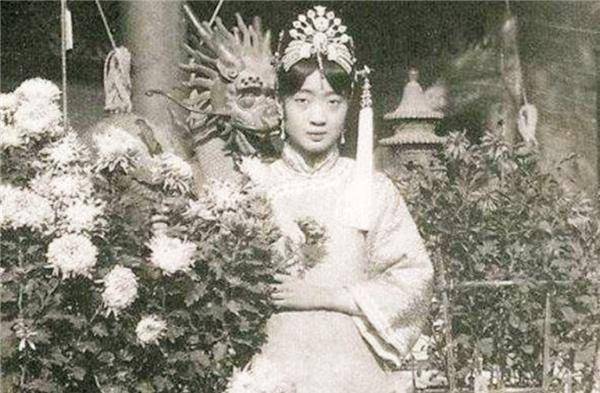 70多年前,李家兄弟安葬了婉容皇后,最后二人结局如何?