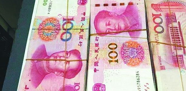 我第一次去岳母家,看着她做的一桌子饭菜,临走时我放下三万块钱