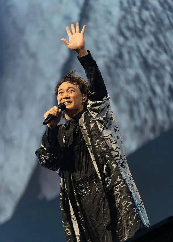 陈奕迅演唱会因嗓子失声延期,向歌迷诚挚道歉_音乐_情感_演出