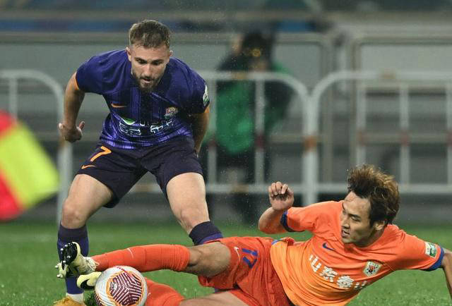 中超最具抢断能力的右后卫!吴兴涵成功限制外援突击手,笑容再现