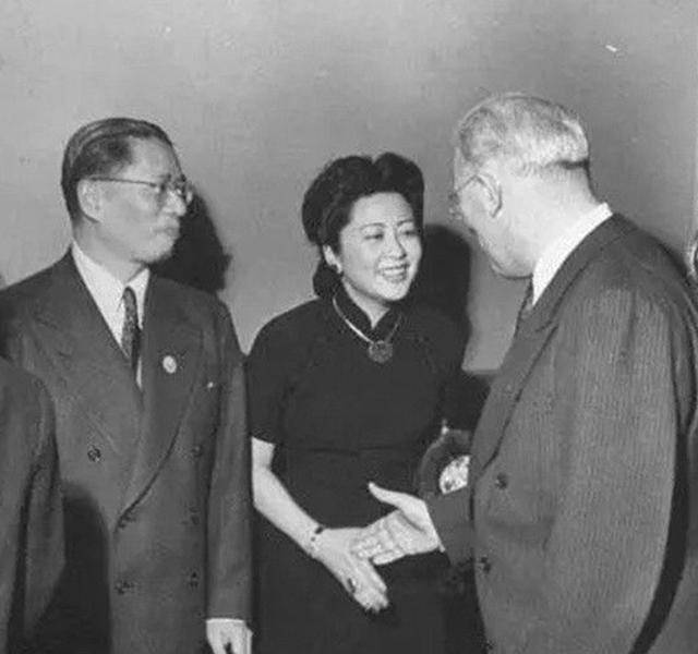 第一次登门拜访她叫舅舅,第二次叫哥哥,第三次红着脸叫亲爱的