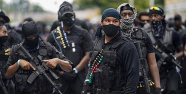 美国"起义军"成过街老鼠,被白人武装激战,又遭郊区民众围攻