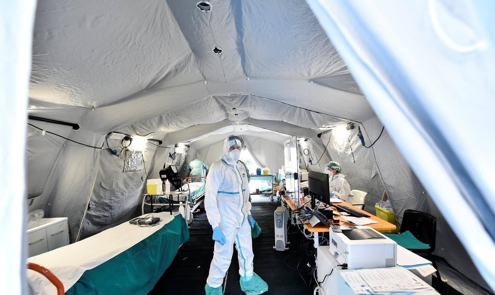 这些消防官兵,解放军战士,防疫医务人员才叫拿命去拼!