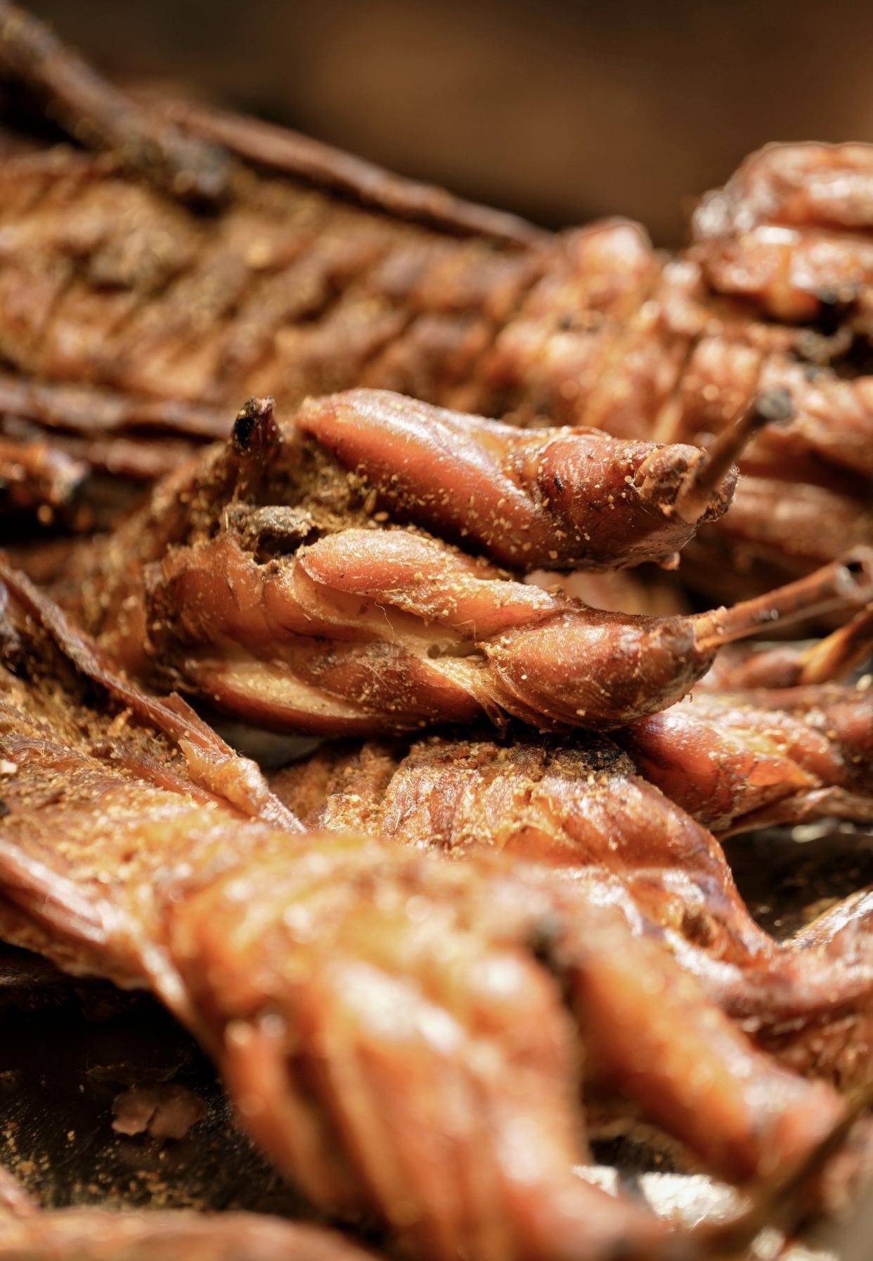 每日炭火现烤,皮酥肉嫩满口香.各种味道的现烤现卖,现场新鲜看到点.