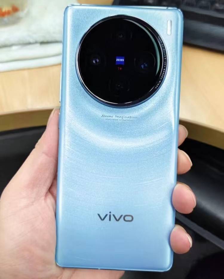 性能超苹果a17pro,vivo旗舰突降1013元,5000mah ip68 自研芯片v2