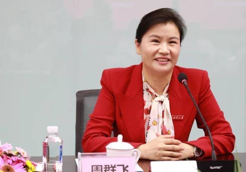 湖南女首富:15岁成为打工妹,靠玻璃起家,45岁挣下500亿身价_周群飞