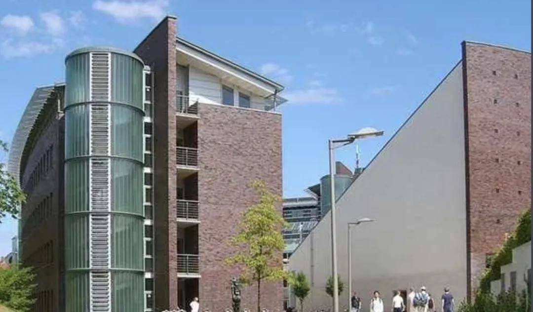 创建于1978年,它是德国最年轻也是最短时间知名的学校之一