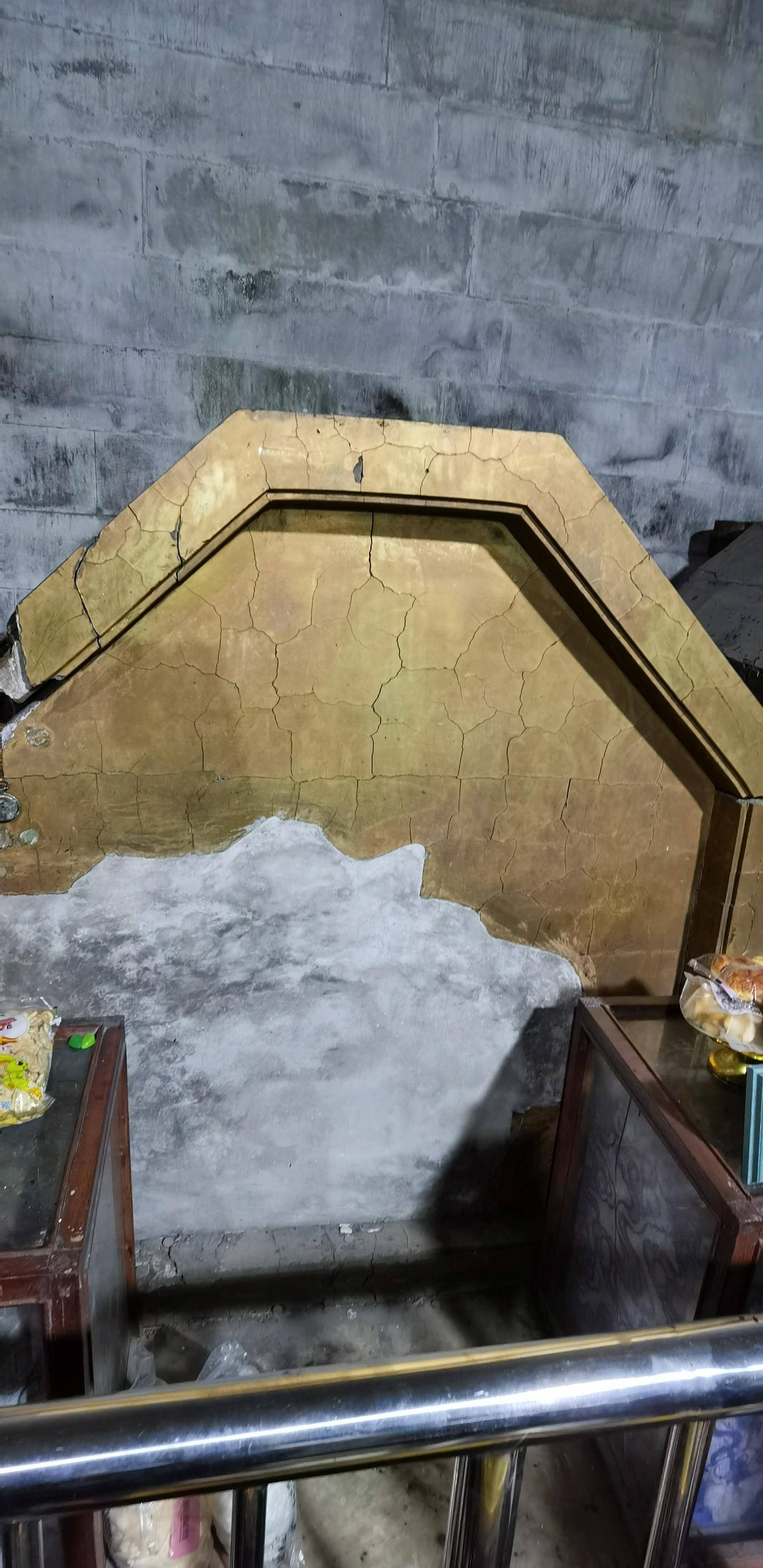 盗墓者喜欢从棺材小头凿盗洞,而非撬棺,为什么?过去木匠都懂的