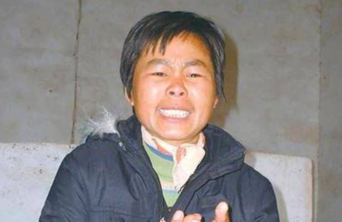 但她只是看了女尸一眼,就哭喊着自己的女儿死得好惨.