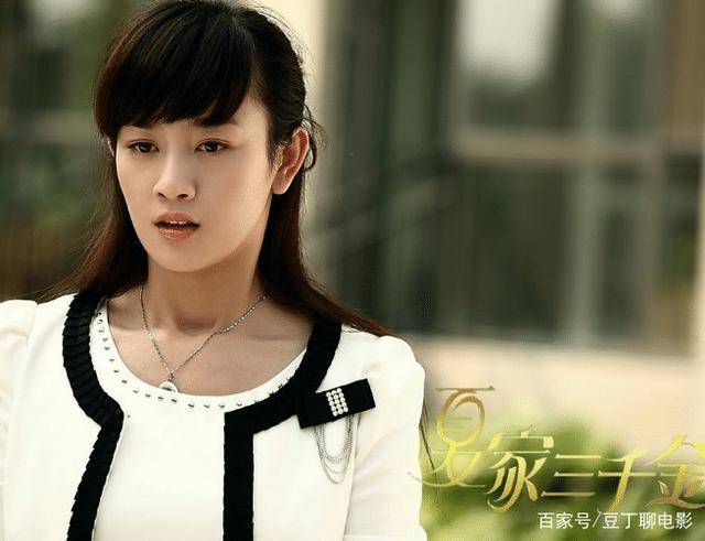 她的名气还算比穆婷婷大一些,因为她的名字总是与整容挂钩.