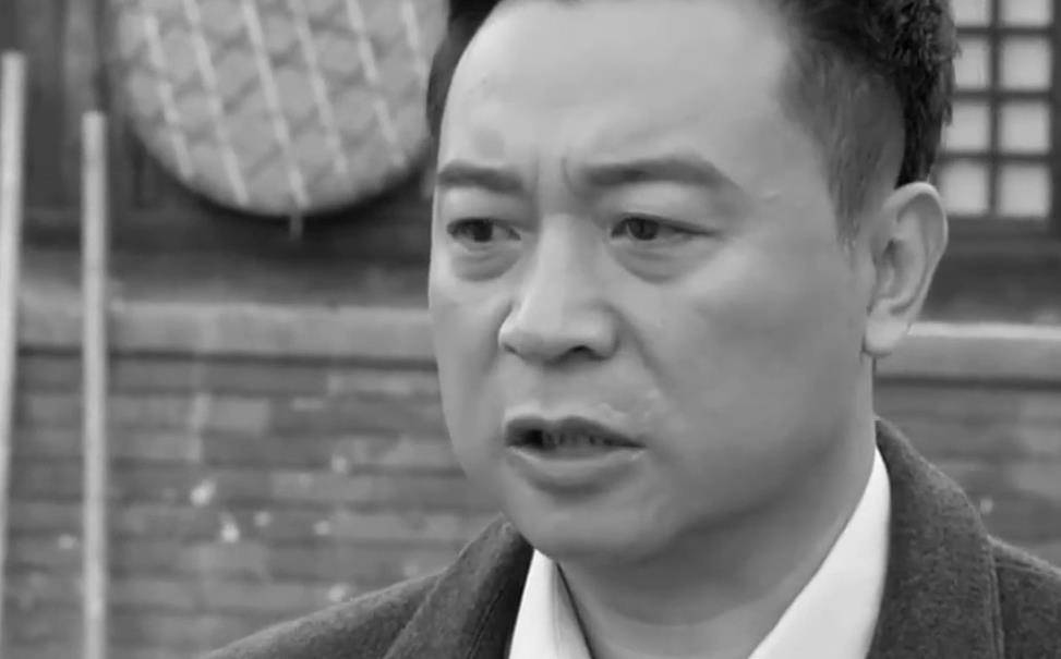 她23岁为国捐躯,初恋为其守墓一生未婚,弟弟苦寻64年跪墓地恸哭