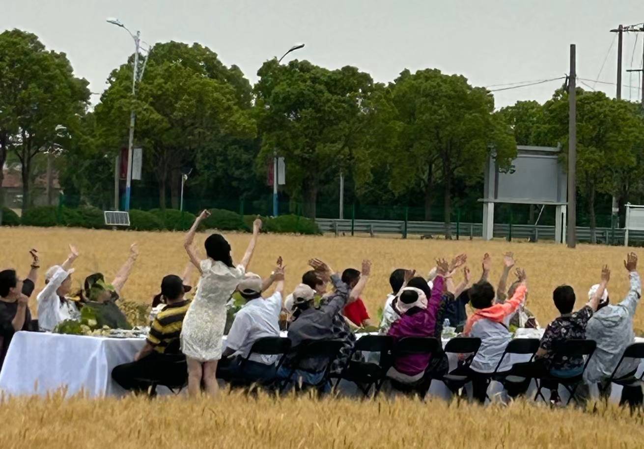 雅鹿村党委书记顾爱东先生介绍:"雅鹿村依靠苏州强农惠农的政策,紧抓